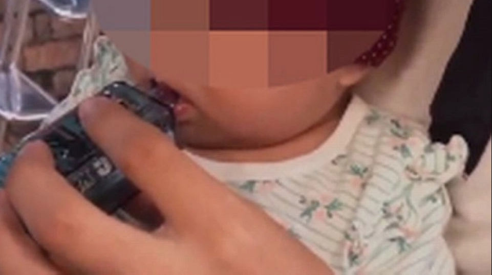 Chokbilled: Mand putter e-cigaret i munden på baby
