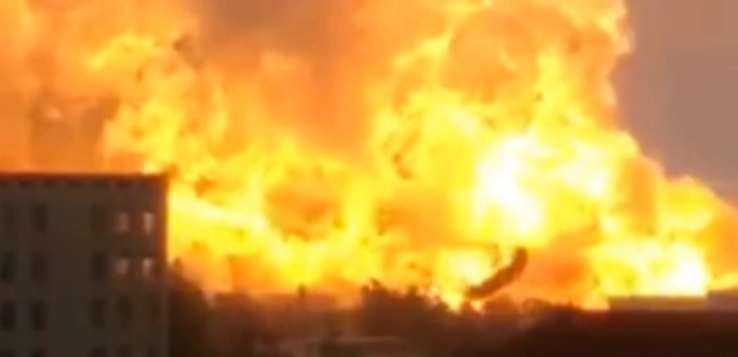Video: Kæmpe eksplosion på fabrik dræber 47 personer