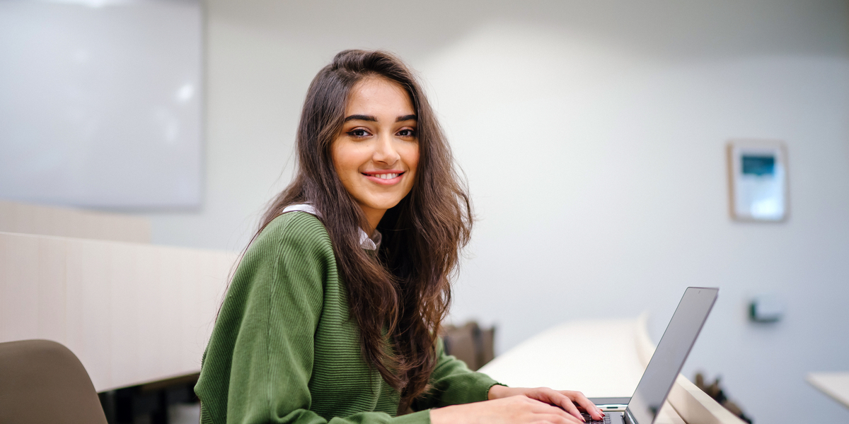 Medie: Pæne pigers karakterer faldt, da undervisningen blev rykket online