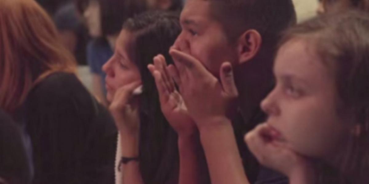 Elever bryder sammen i gråd, da skolen kalder dem til samling for at se dette