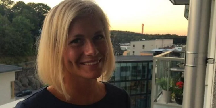 En kvinde bryder sammen i gråd i bussen: Da Elin opdager hvorfor, jubler passagererne