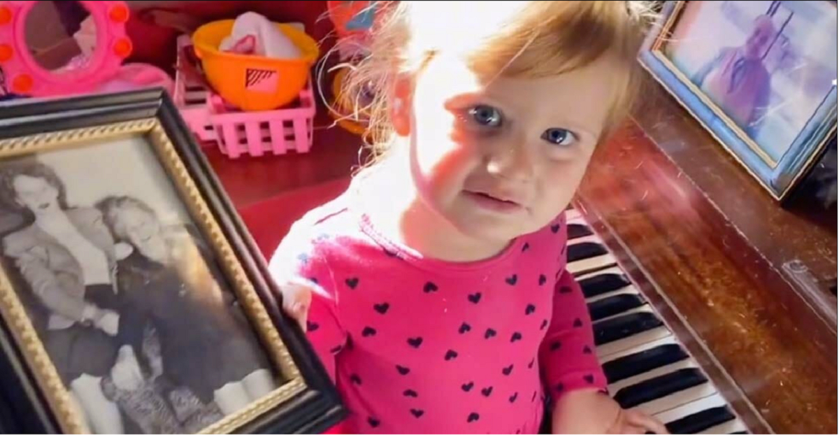 2-årig ser billede og siger noget, der får det til at løbe koldt ned af morens ryg