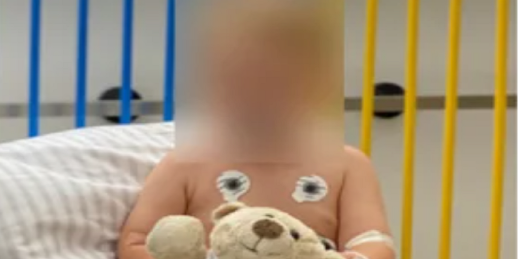 2-årig dreng er ved at blive kvalt: Så kommer der hjælp fra en uventet kant som redder hans liv