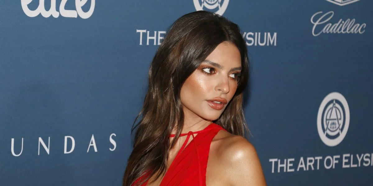 Emily Ratajkowski efterlader fans måbende: Deler afklædt billede i selskab med sin hund