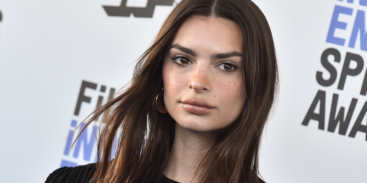 Efter skilsmisse: Nu smider Emily Ratajkowski tøjet