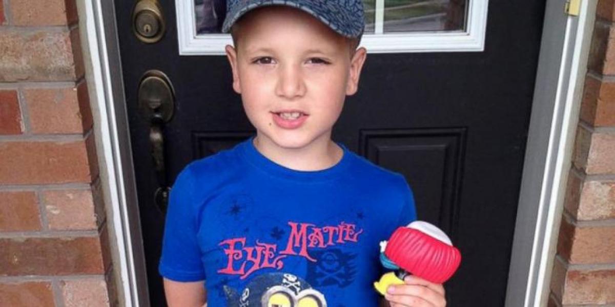 Mor begynder at græde, da hun ser fødselsdagsinvitation til søn