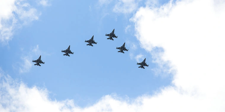 Breaking: Nødsituation i Danmark – F-16 fly bryder lydmuren