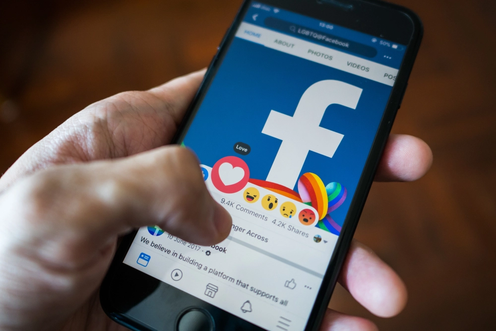 Facebook lancerer konkurrent til MobilePay: Overfør penge direkte i Facebook