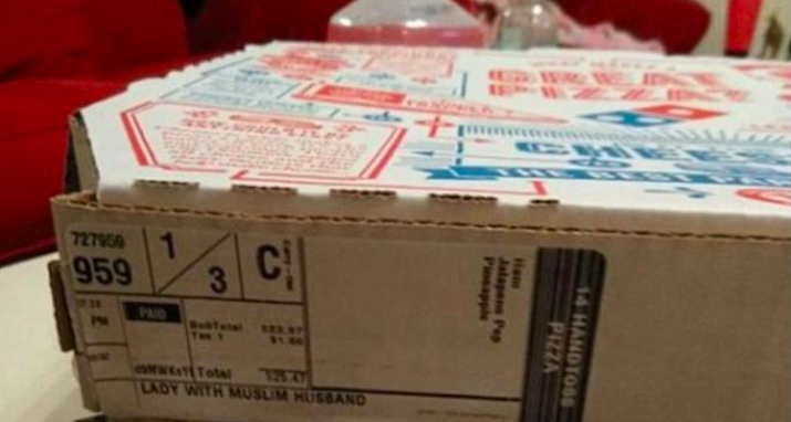 Kvinde henter pizza til familien: Så opdager hun den chokerende tekst på bakken
