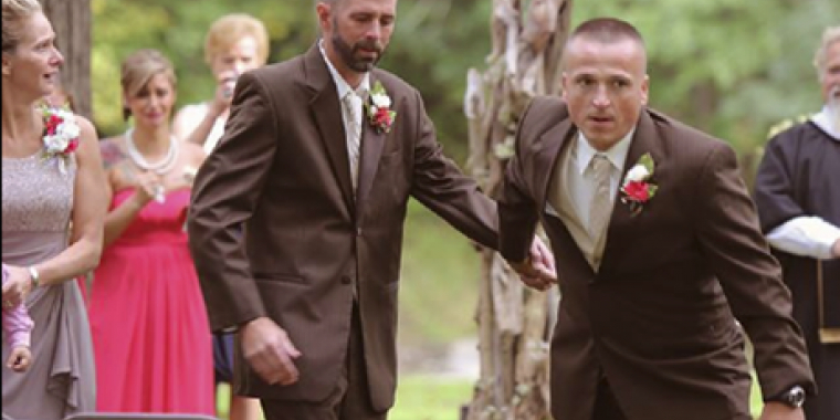 Brudens far stopper brylluppet og slæber af sted med stedfaren – grunden giver tårer i øjnene