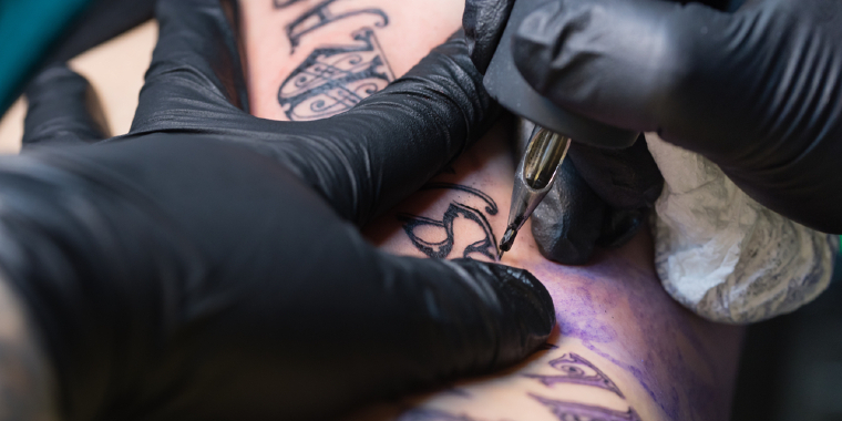 Fængslet for mærkelig tatovering på testiklerne