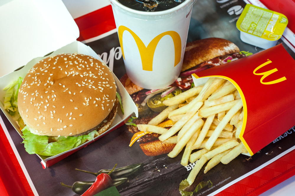Coronasmittet familiefar blæser på reglerne: Tog på McDonalds