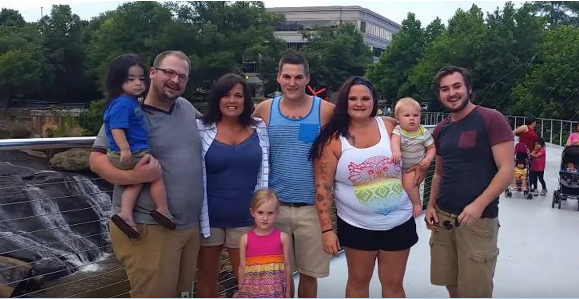 Familie gør klar til at få taget foto, da fotografen siger at de mangler en: Så får familien et kæmpe chok