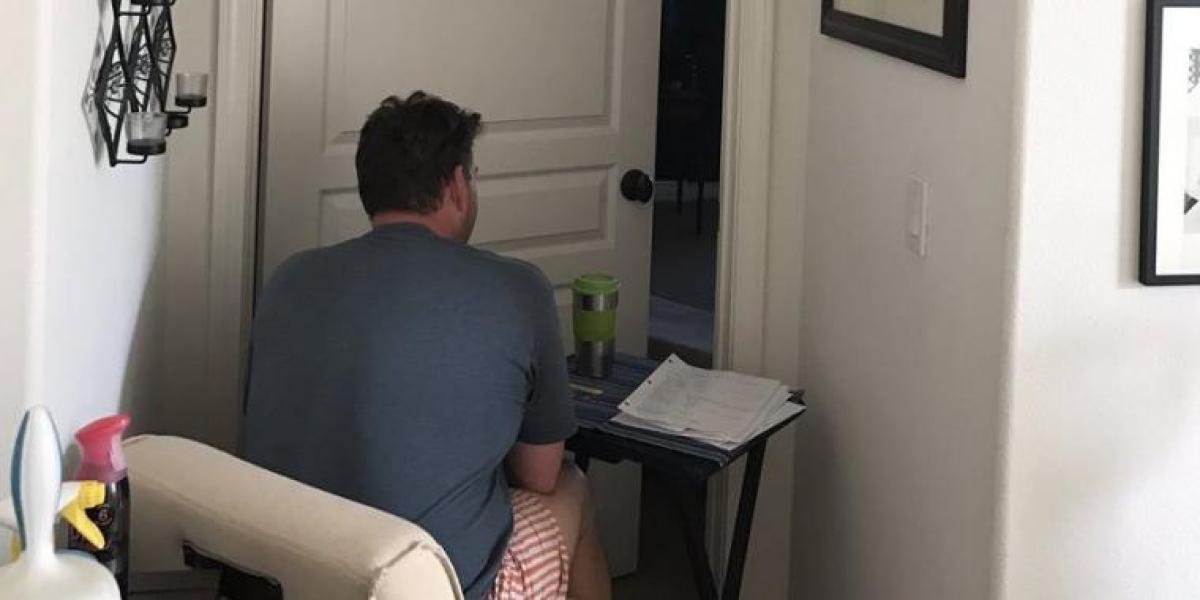 Datter finder sin far siddende uden for døren til forældrenes soveværelse – årsagen skærer i hjertet