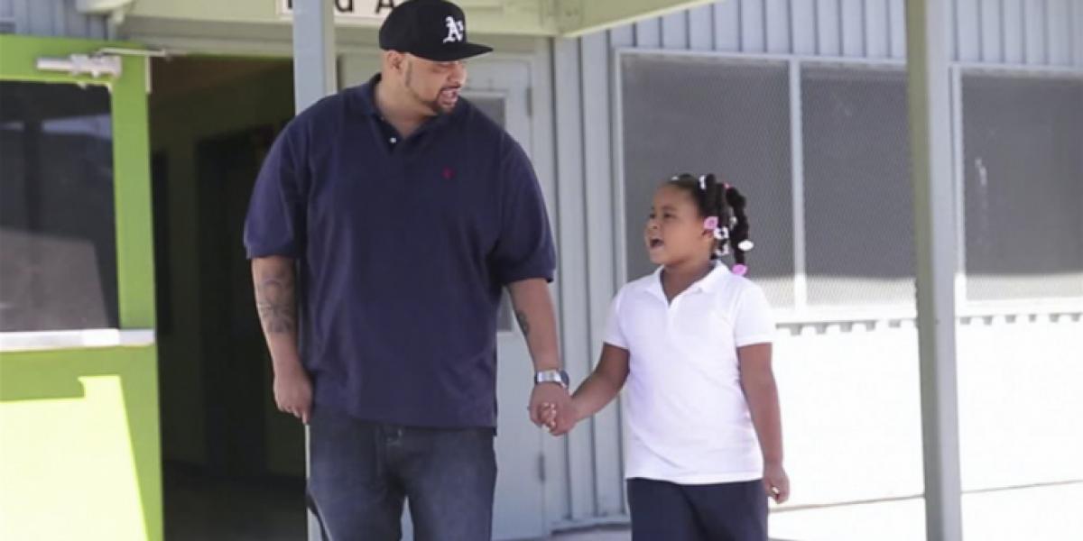 Datteren bliver mobbet, så dukker faderen op på hendes skole og synger en sang