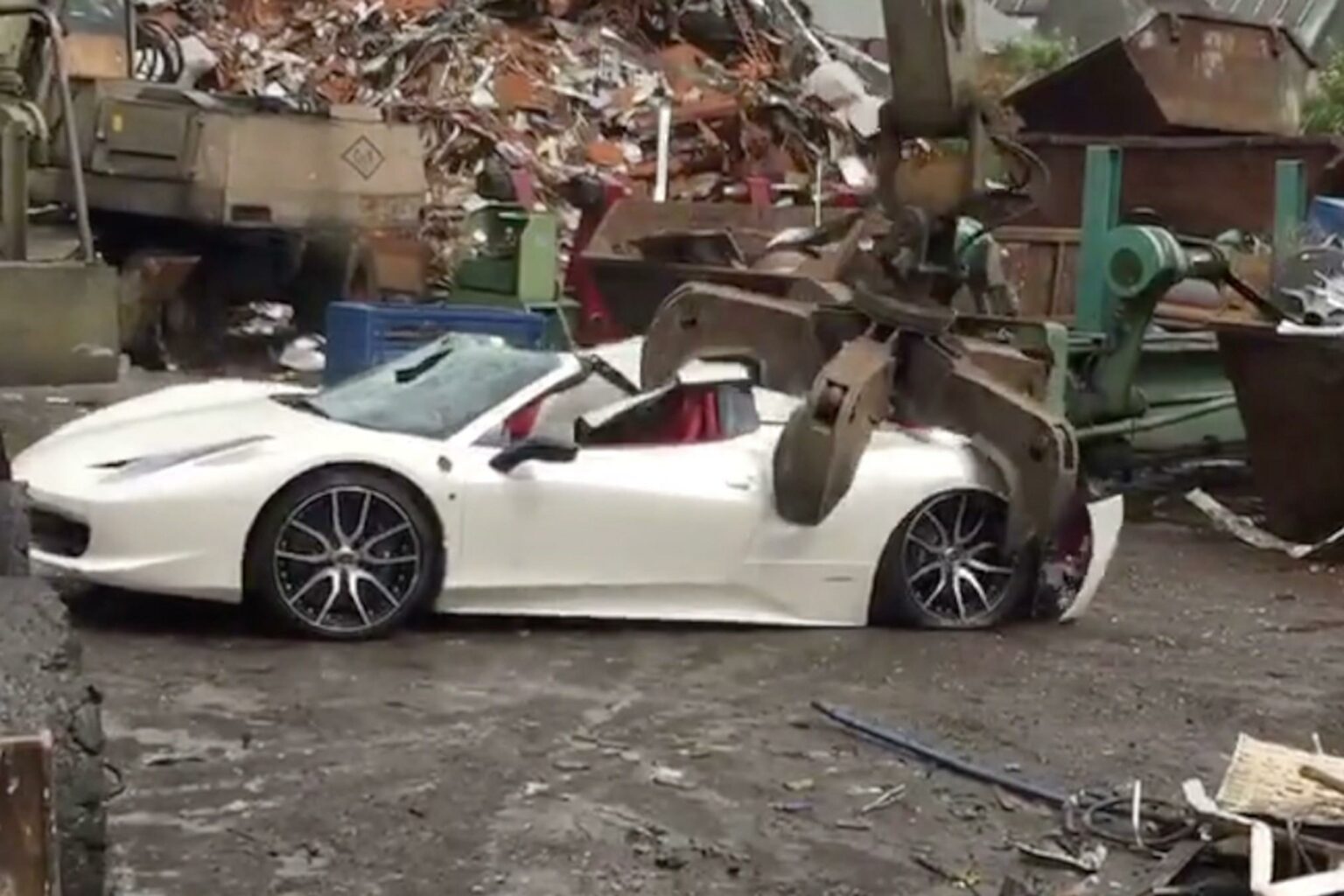 Dømt svindler sagsøger politiet: “De knuste min Ferrari”