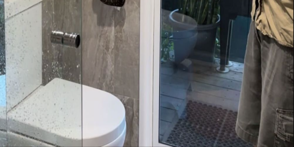 Kvinde tog et dejligt lang brusebad: Da hun træder ud af badet, løber det koldt ned ad ryggen på hende