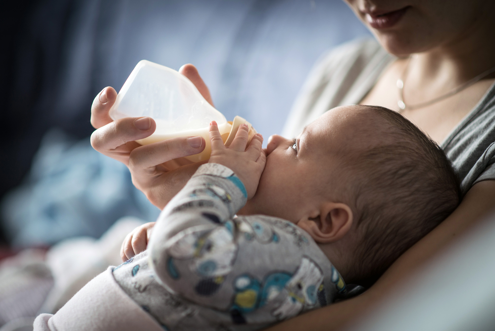 Mor giver baby “knockout-flaske” med smertestillende for at få sin dreng til at sove
