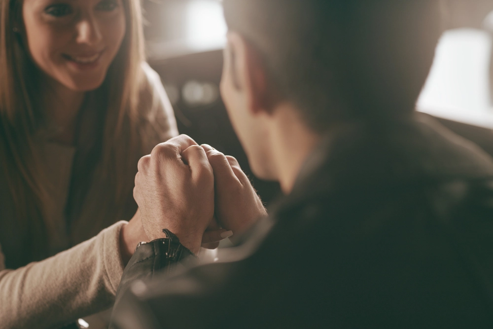 Tog på Tinder-date: Så dukker hans ‘afdøde’ kæreste op