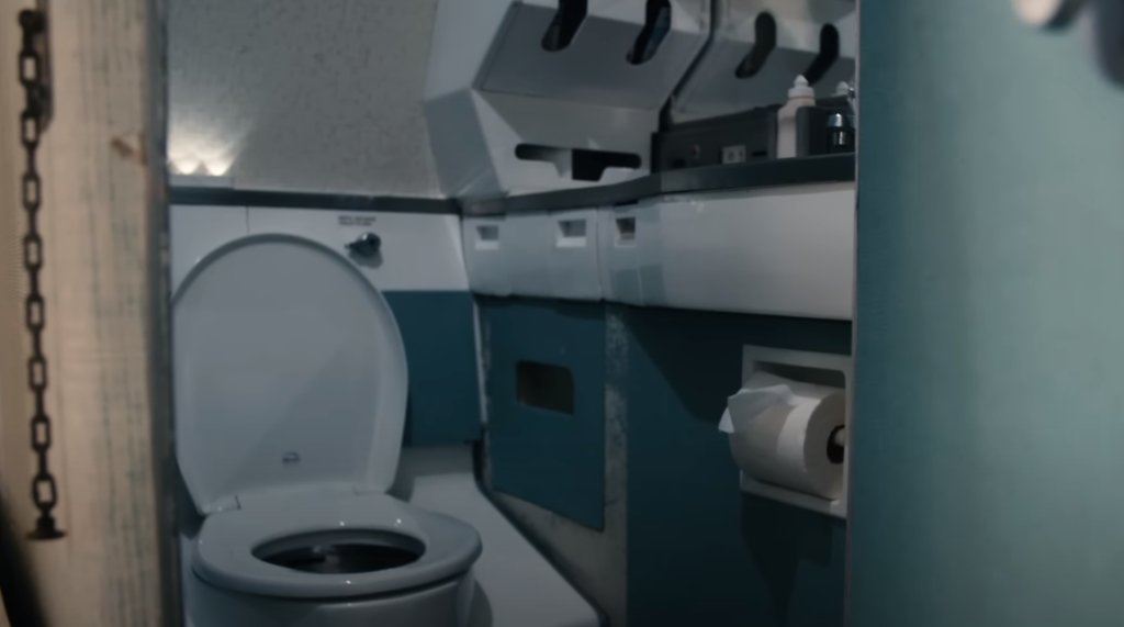 14-årig pige opdager skjult kamera på toilet: Nu sagsøger familien populært flyselskab