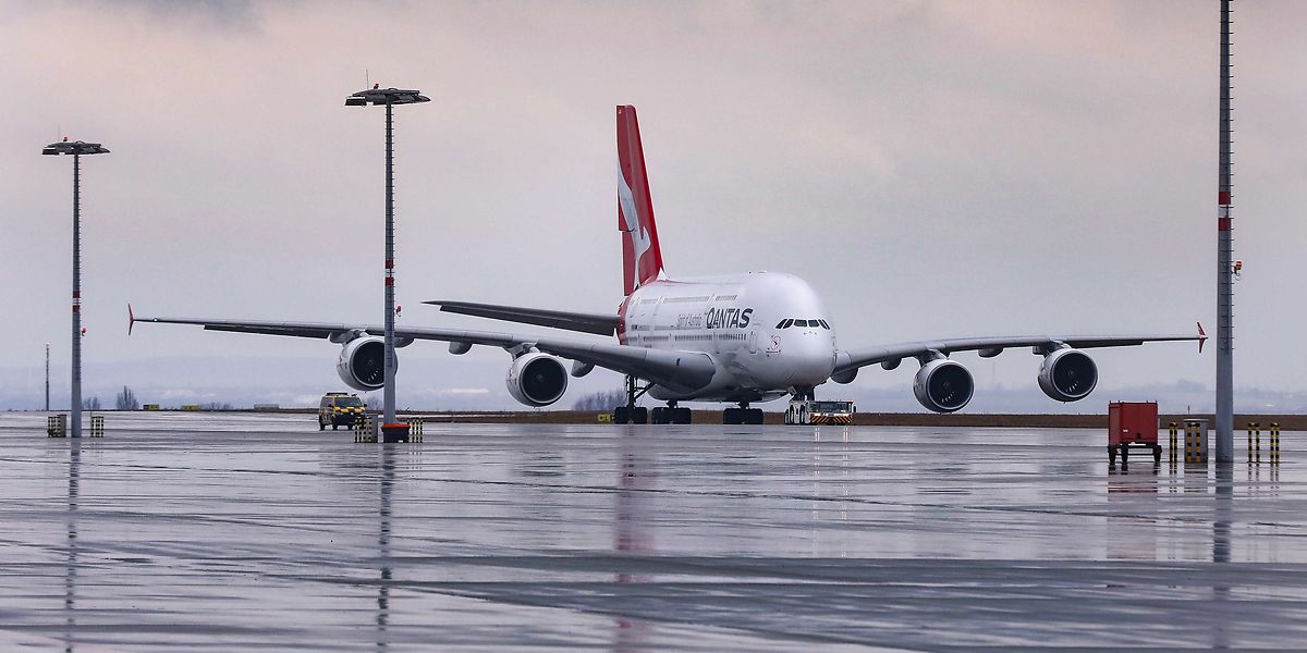 Sundhedsminister advarer: Flyveforbud til jul for at stoppe ny coronavariant