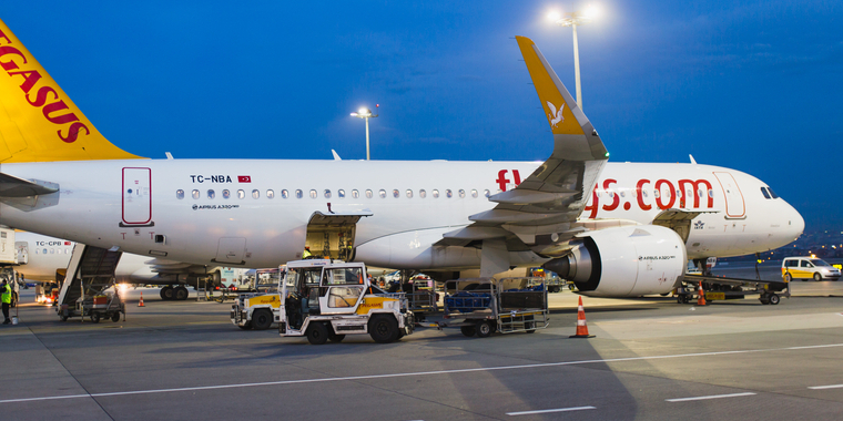 Færdigvaccineret mand smittet med coronavirus fundet død i flysæde ved landing