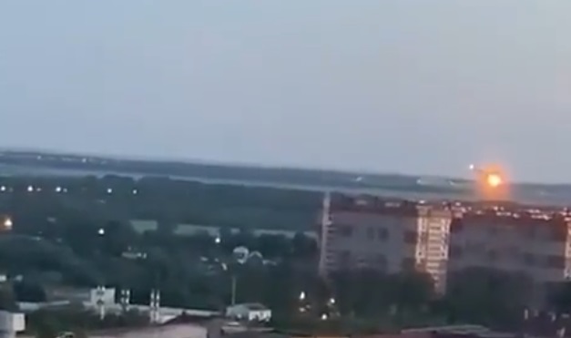 Se videoen: Russisk militærfly styrter ned i boligkvarter