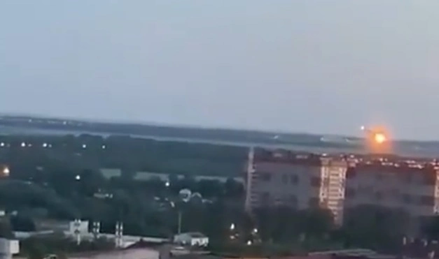 Se videoen: Russisk militærfly styrter ned i boligkvarter