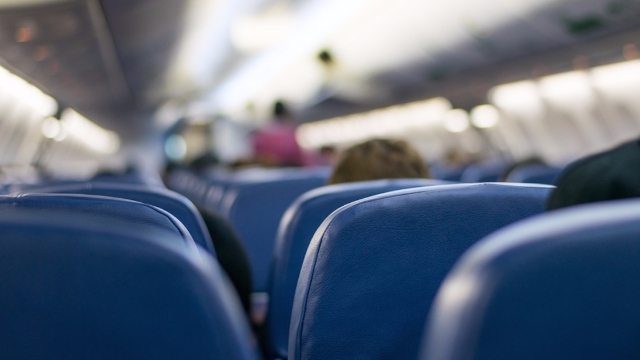 Mor begyndte at græde ombord på fly, da sidemand kaldte hende fed: Det skulle han ikke have gjort