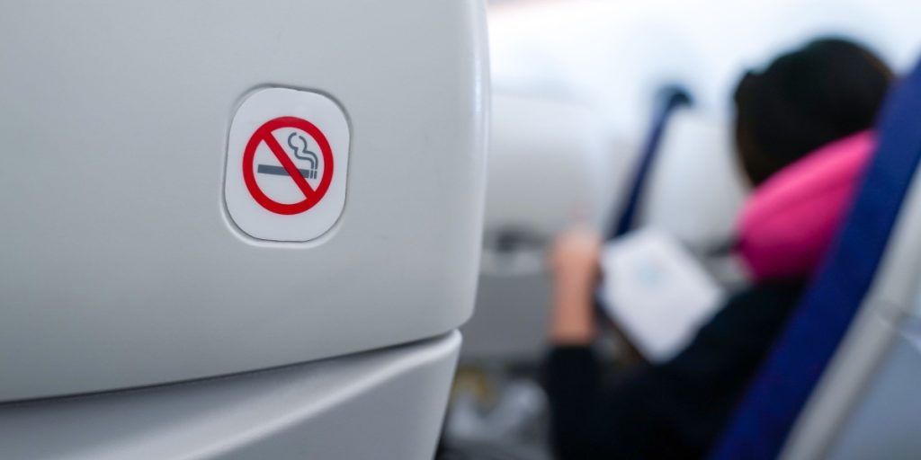 Derfor har man ikke fjernet askebægre i flyene: Årsagen kommer bag på de fleste