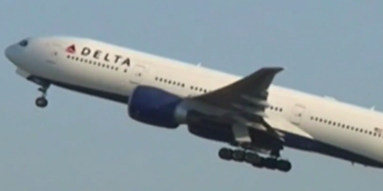 Pilot vender straks flyet, da han ser en ung mand i vinduet
