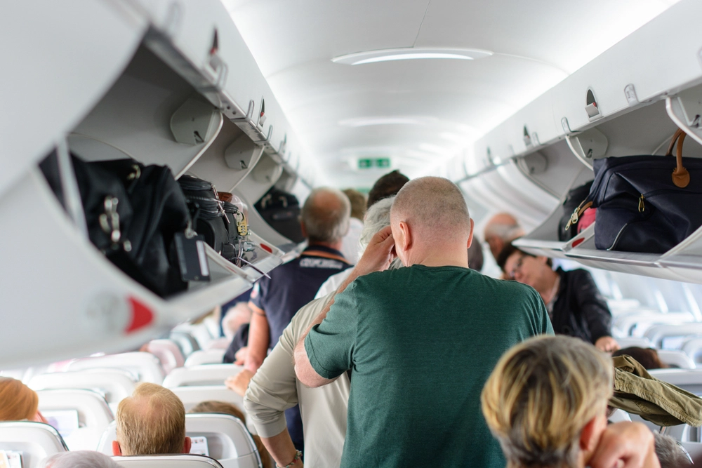 Ren Alene Hjemme: Lille dreng boarder fly fra London til Los Angeles uden billet