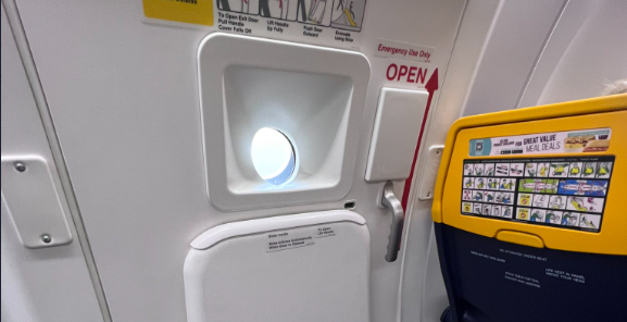 Marta bestilte vinduesplads i Ryanair-fly og fik denne plads: Nu kommer Ryanair med flabet svar
