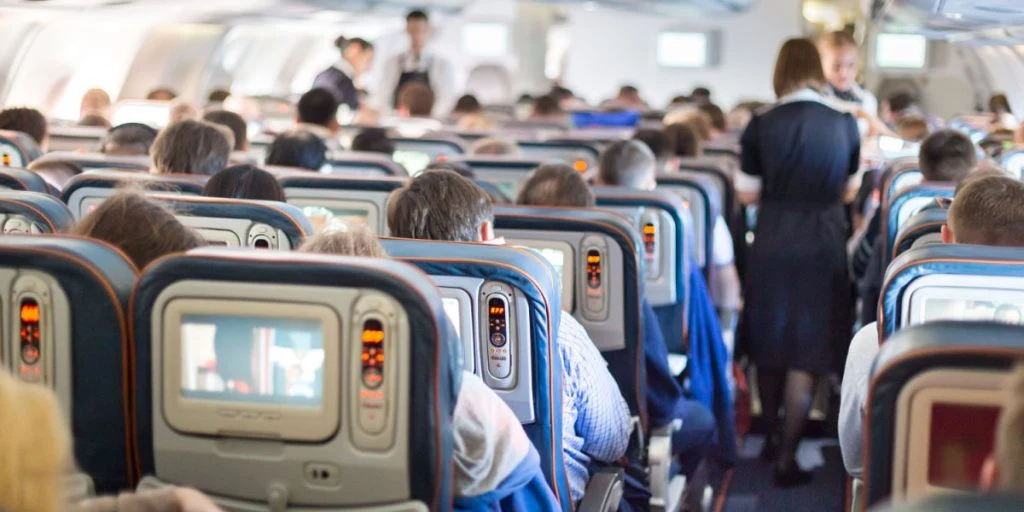Stewardesse advarer: Her skal du ALDRIG opbevare dine ting på et fly