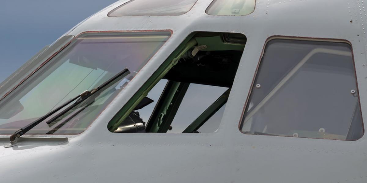 Pilot tæt på at blive suget ud af cockpit: Pludselig gik det helt galt