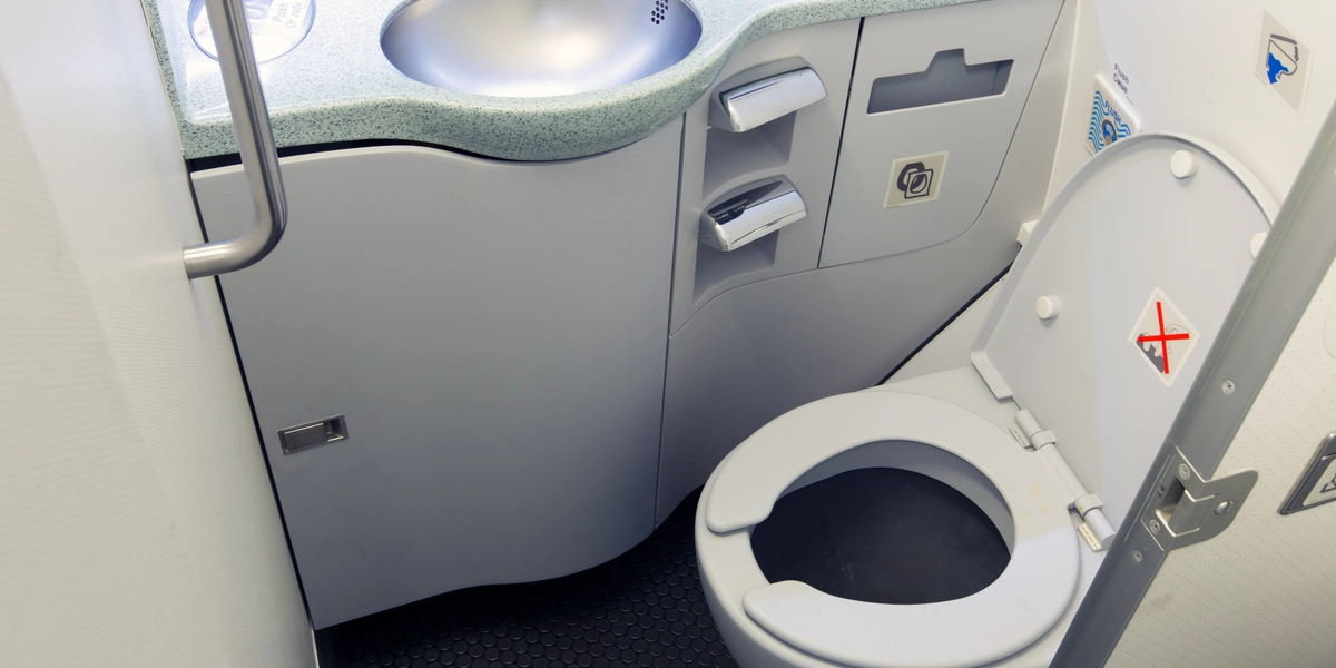 Gør chokerende fund på flytoilet