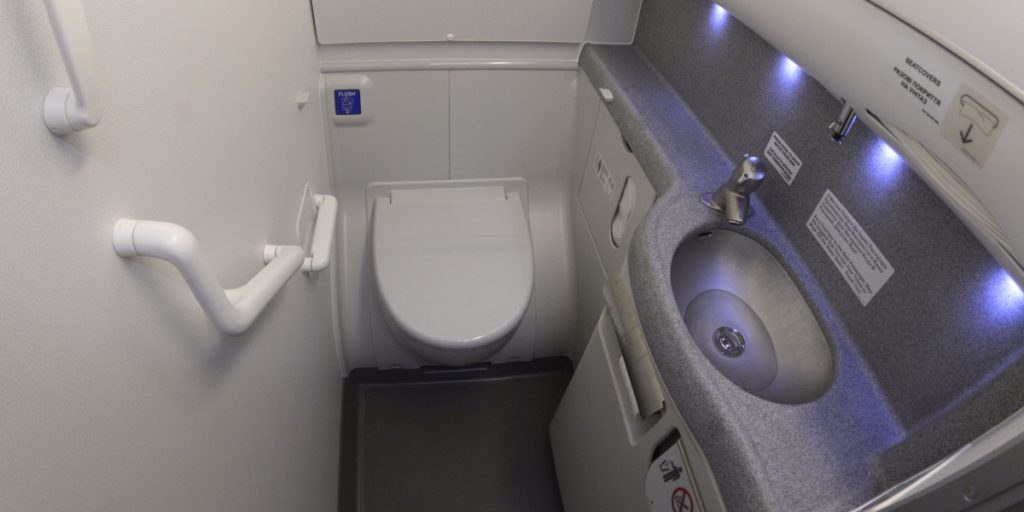 Stewardesse finder hemmelig besked på flytoilettet: Ringer omgående efter hjælp
