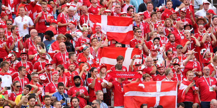 Kamp i Aserbajdsjan på lørdag: Vilde danske fans bruger 350.000 kroner