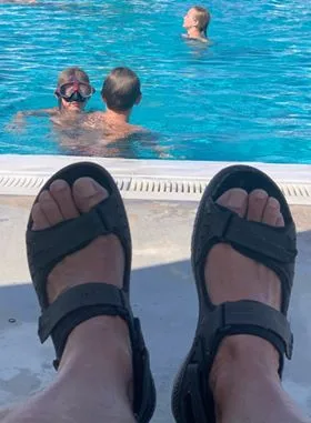Jeppe Søe fanget i solen blandt menneskehvaler og g-strenge