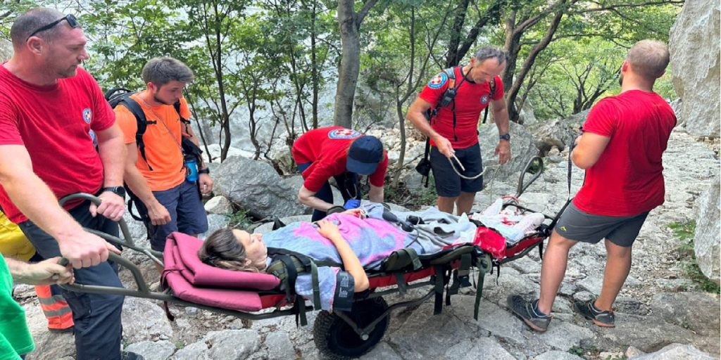 22-årig kvinde var på vandretur da hun fik alvorlige smerter: Kort tid efter, får hun en chokerende besked