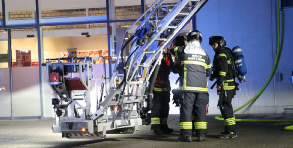 Rykker ud til brand: Føtex i flammer