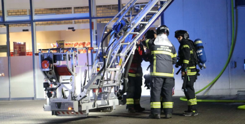 Rykker ud til brand: Føtex i flammer