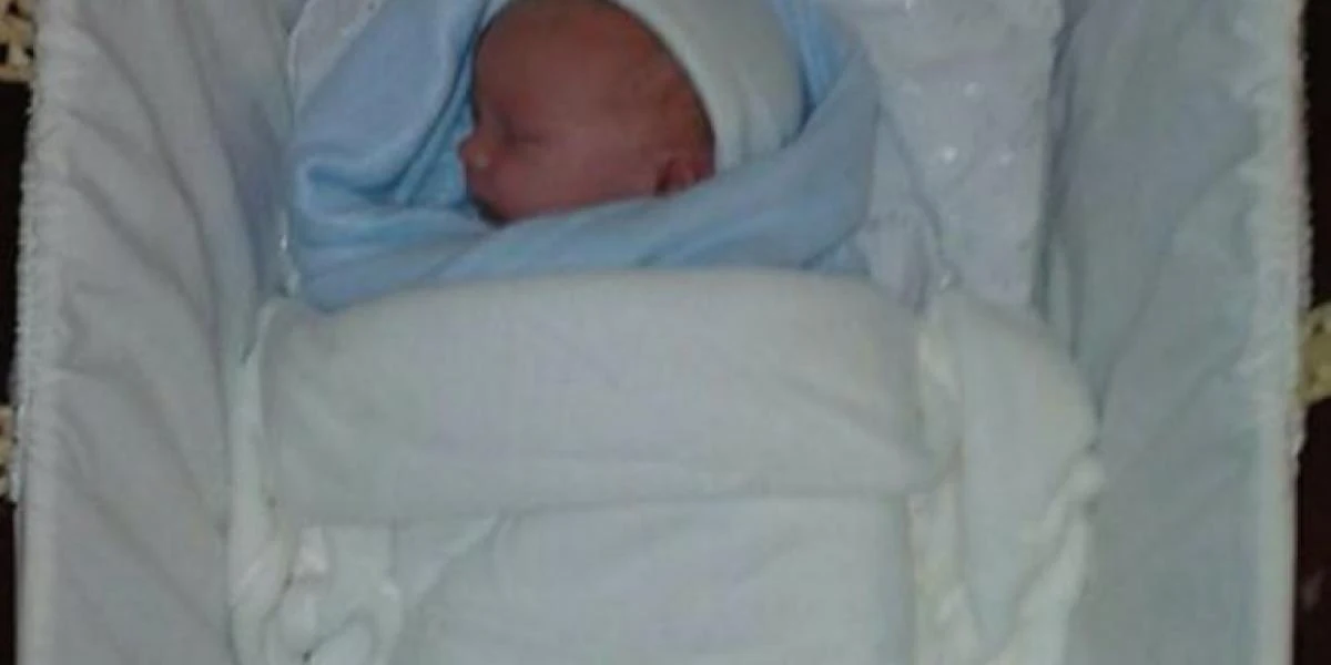 Forældre tog på druktur og glemte, hvor de havde efterladt deres baby – Det kostede deres barn livet