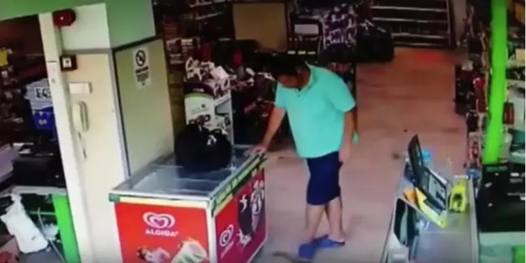 Forrykt video: Mand skider på gulvet i supermarked og sparker beviset under fryser