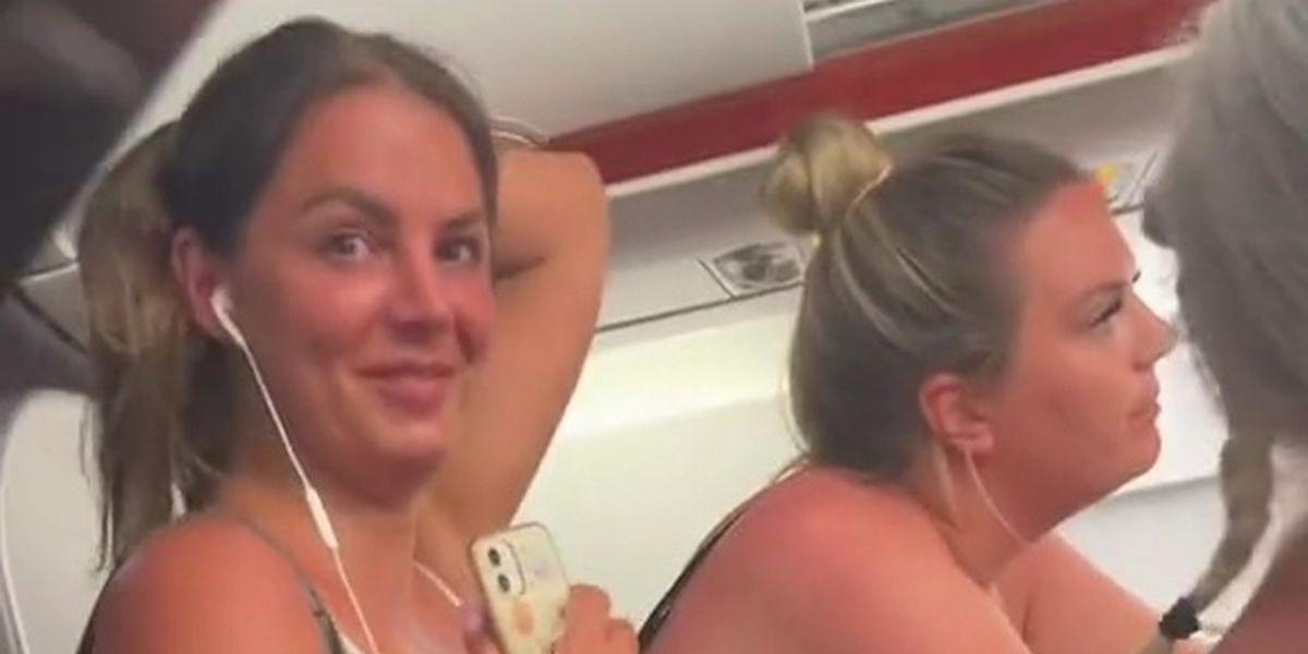 Kvinde går ombord på fly: Får et chok, da hun ser, hvor hun skal sidde