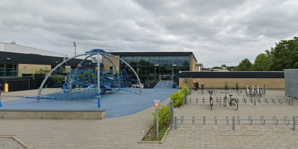 21-årig mand i kritisk tilstand efter svømmehal-ulykke: Nu er der nyt