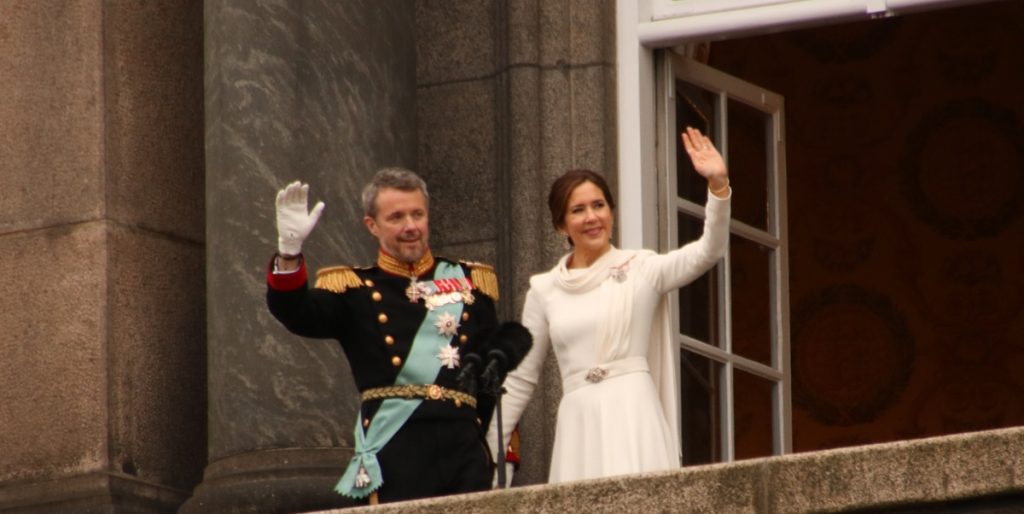 Se det flotte portræt: Nu kommer kong Frederik for første gang på frimærke