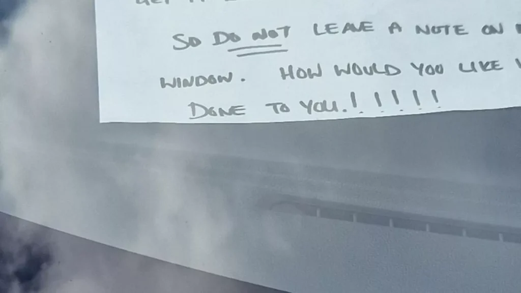 Bilist parkerede bil mellem 2 pladser og efterlod særlig seddel i forruden: Folk kan ikke tro deres egne øjne, når de ser beskeden