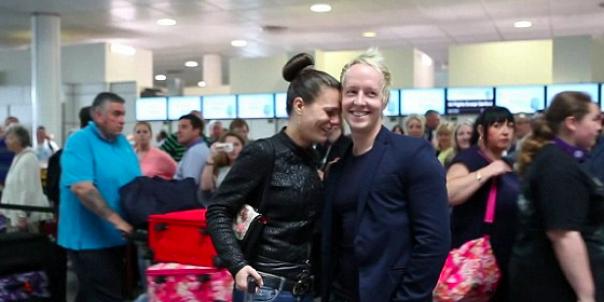 Se det fantastiske frieri: Lige pludselig begynder folk i lufthavnen at synge deres sang