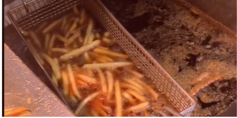 McDonalds-medarbejder afslører: Sådan laver han fritter til “uhøflige kunder”